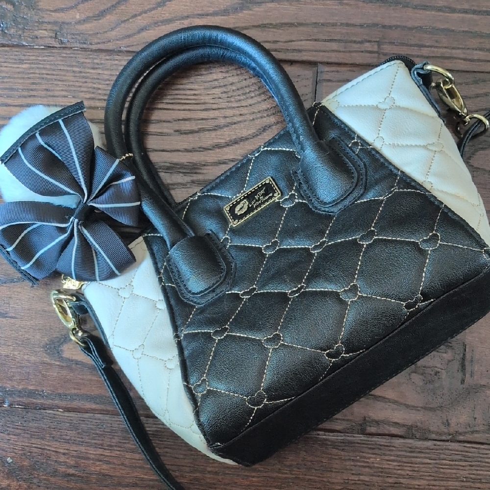 BETSEY JOHNSON I Black & White Quilted Heart Coquette Handbag w/ Shoulder Strap